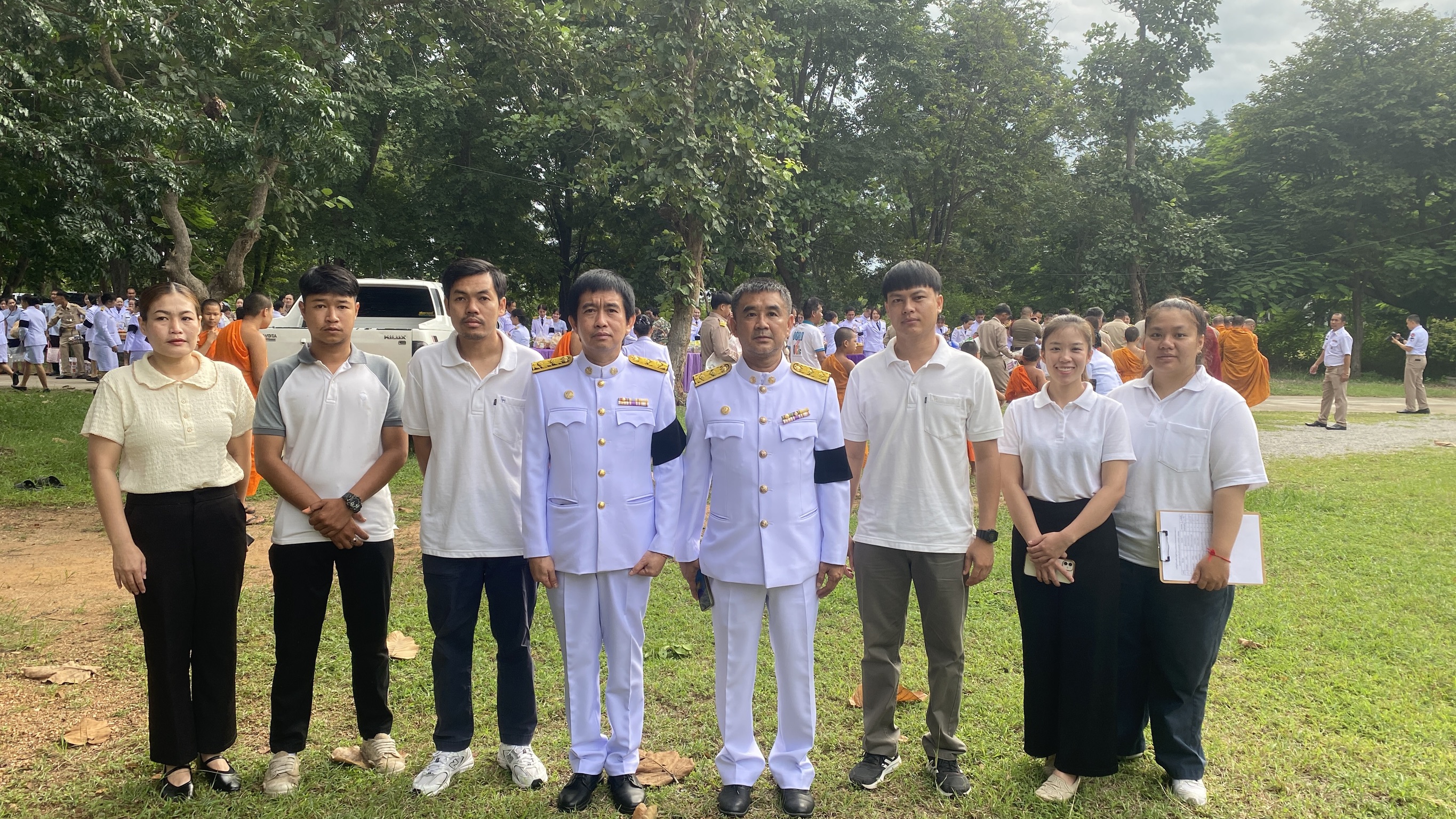อบต.ดอยหล่อ ร่วมพิธีทำบุญตักบาตรถวายพระราชกุศล น้อมรำลึกในพระมหากรุณาธิคุณ “พระบรมราชชนนีพันปีหลวง”