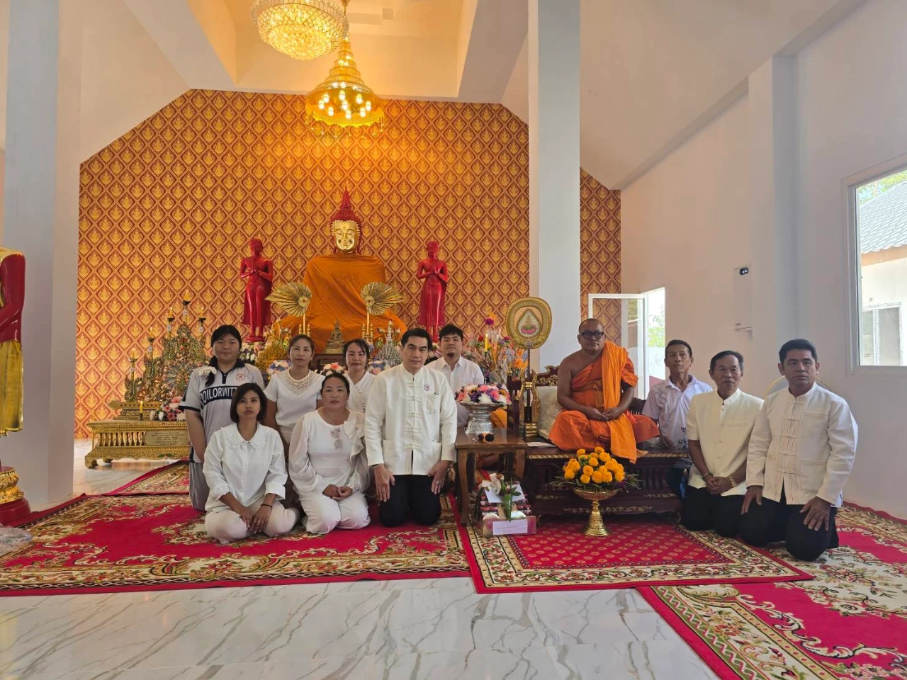 คณะผู้บริหาร อบต.ดอยหล่อ และพนักงานครู ร่วมโครงการธรรมะสัญจรวัดสันคะยอม